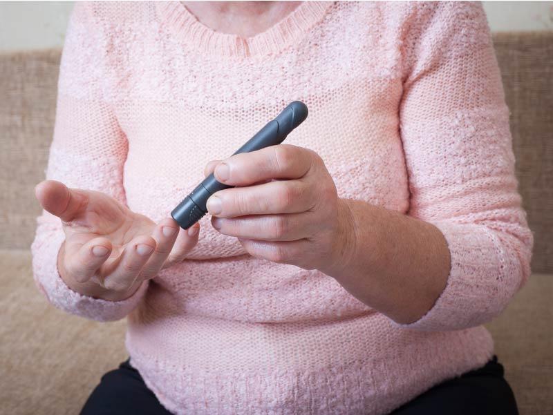 一位糖尿病妇女正在检测血糖.