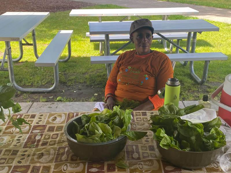 Veronica Karanja销售经理, 肯尼亚的一种绿叶蔬菜, 在肯特郡的东山农贸市场, 华盛顿. (图片由Living Well Kent提供)
