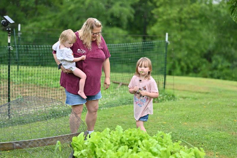 萨布丽娜·福特的孙女麦肯纳吃着自家后院的莴苣. (小沃尔特·约翰逊摄./美国心脏协会)